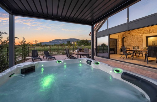 Drnis House | Charming 2-bedroom house with WiFi, AC in enchanting Trbounje
