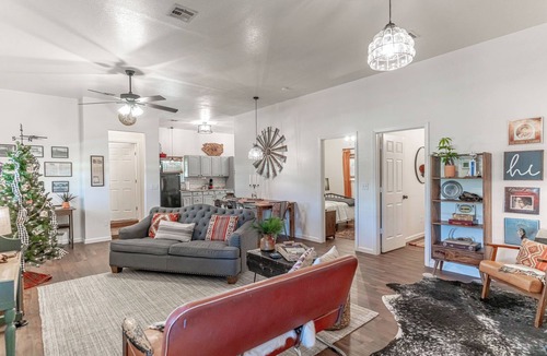 Dennis House | Charming 2-bedroom house in delightful Granbury with WiFi, AC
