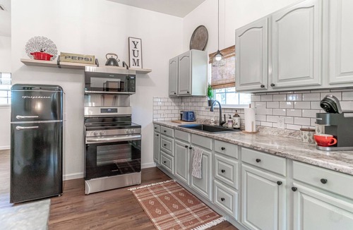 Dennis House | Charming 2-bedroom house in delightful Granbury with WiFi, AC