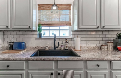 Dennis House | Charming 2-bedroom house in delightful Granbury with WiFi, AC