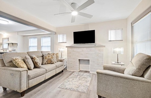 South Kansas City Villa | Charming 2 bedroom house!