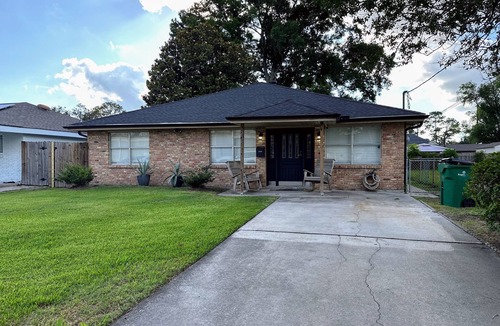 Kenner - Louis Armstrong International Airport House | Charming 2-bedroom house with AC, fitness room and WiFi in adorable Metairie