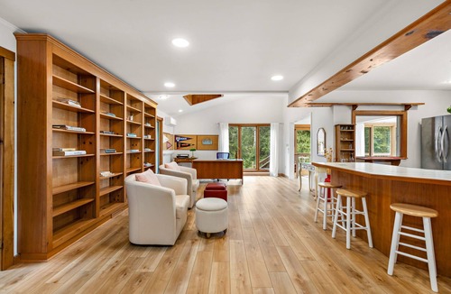 Chester House | Charming 2-bedroom house on 2 dog friendly landscaped acres in lovely Chester