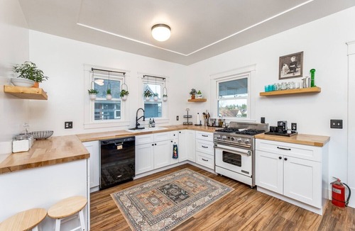 Everett House | Charming 2-bedroom house in nice Everett with AC, WiFi