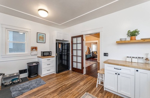 Everett House | Charming 2-bedroom house in nice Everett with AC, WiFi