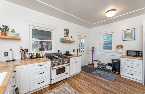 Everett House | Charming 2-bedroom house in nice Everett with AC, WiFi