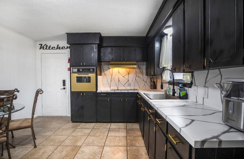 Lindale House | Charming 2-bedroom house within walking distance of downtown Lindale.