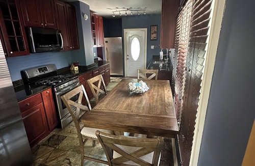 Maywood House | Charming 2-bedroom house in Maywood with WiFi, AC full basement with sofa bed