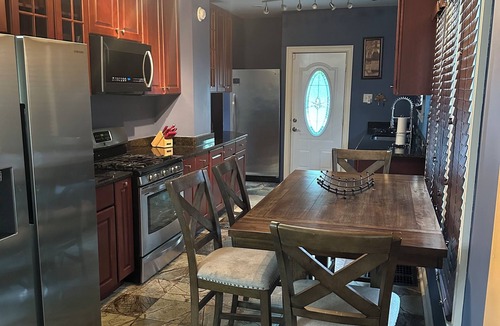 Maywood House | Charming 2-bedroom house in Maywood with WiFi, AC full basement with sofa bed