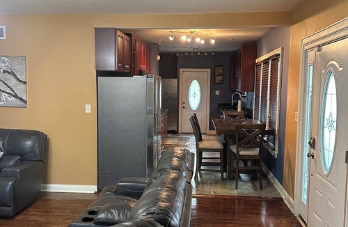 Maywood House | Charming 2-bedroom house in Maywood with WiFi, AC full basement with sofa bed