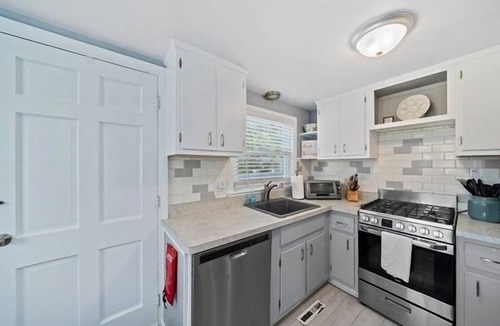Wareham Cottage | Charming 2-bedroom house in Swift Beach Wareham.