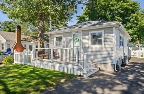 Wareham Cottage | Charming 2-bedroom house in Swift Beach Wareham.