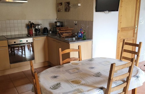 Cuille House | Charming 2-bedroom house in soothing Cuillé with WiFi