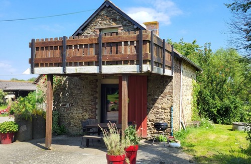 Cuille House | Charming 2-bedroom house in soothing Cuillé with WiFi