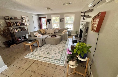 Larkspur House | Charming 2-bedroom house in pleasant Bend