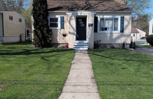 Auburn House | Charming 2-bedroom house in Auburn with AC