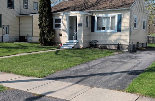 Auburn House | Charming 2-bedroom house in Auburn with AC