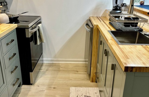 Aurora House | Charming 2-bedroom house with Feather Theme , WiFi in excellent Aurora