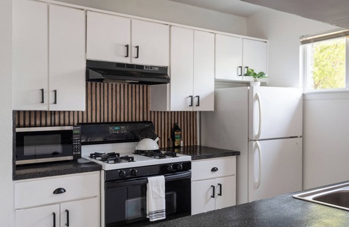 MLK House | Charming 2-bedroom house with AC and WiFi in Austin