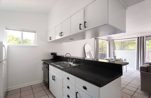 MLK House | Charming 2-bedroom house with AC and WiFi in Austin