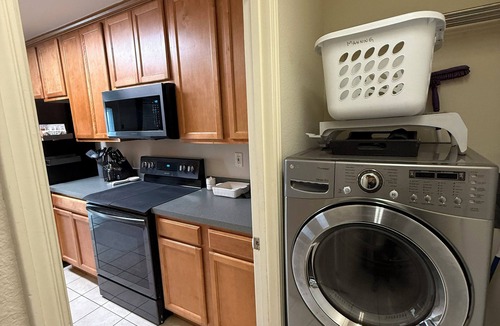 Euless House | Charming 2-bedroom house in central DFW w private office- 5min to DFW airport!
