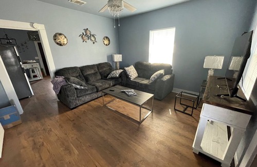 Hondo House | Charming 2-bedroom house with Heat, AC, Cable, WiFi in peaceful Hondo