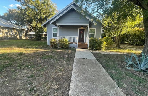 Hondo House | Charming 2-bedroom house with Heat, AC, Cable, WiFi in peaceful Hondo