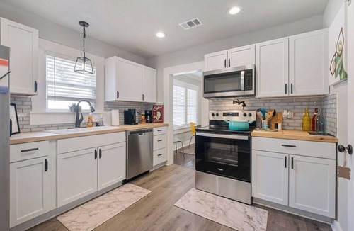 Seguin House | Charming 2-bedroom house in welcoming Seguin with AC and WiFi.