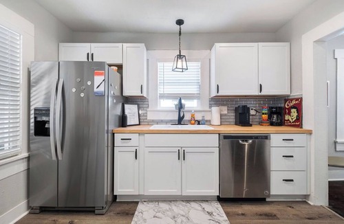 Seguin House | Charming 2-bedroom house in welcoming Seguin with AC and WiFi.