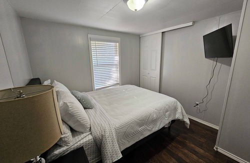 Taylor House | Charming 2-bedroom house with WiFi, AC in peaceful Taylor 8 minutes to Samsung
