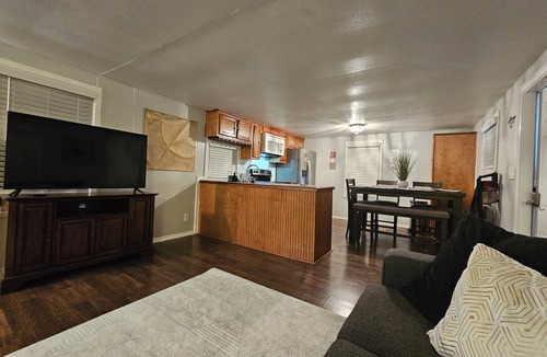 Taylor House | Charming 2-bedroom house with WiFi, AC in peaceful Taylor 8 minutes to Samsung