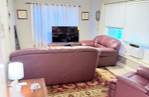 Warren House | Charming 2-bedroom house in peaceful Warren with AC, WiFi