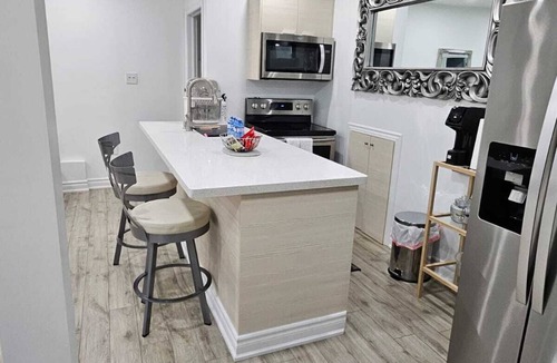 Ajax House | Charming 2-bedroom house with AC, WiFi in Pleasant Ajax