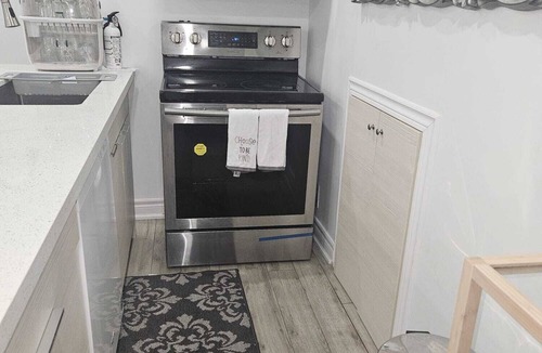 Ajax House | Charming 2-bedroom house with AC, WiFi in Pleasant Ajax