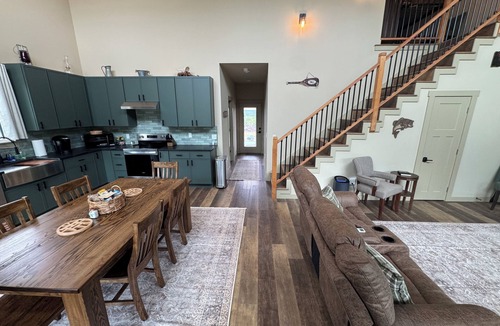 Evening Shade House | Charming 2-bedroom house with Sunrise balcony views in cozy Vian