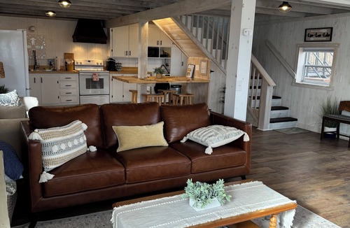 Town of Torrey Cottage | Charming 2 bedroom lakeside cottage with loft