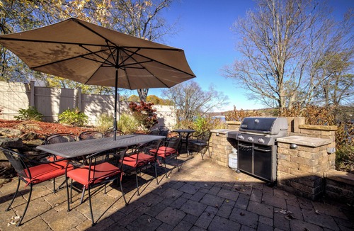 Lisbon House | Charming 2-bedroom lake front property that is family friendly.