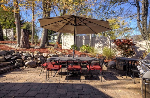 Lisbon House | Charming 2-bedroom lake front property that is family friendly.