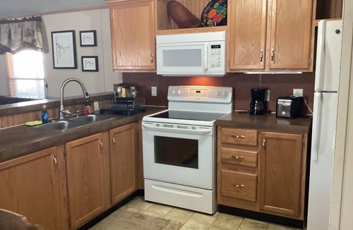 Eddyville House | Charming 2-bedroom mobile home with WiFi, AC in peaceful Eddyville KY.