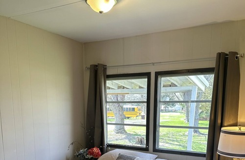 Cynthiana House | Charming 2-bedroom mobile home with AC and WiFi in Hillsboro