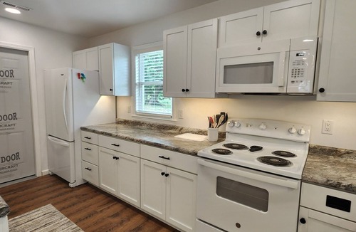 Knoxville House | Charming 2-bedroom NEW house with WiFi, AC Pella/Knoxville near Lake Red Rock