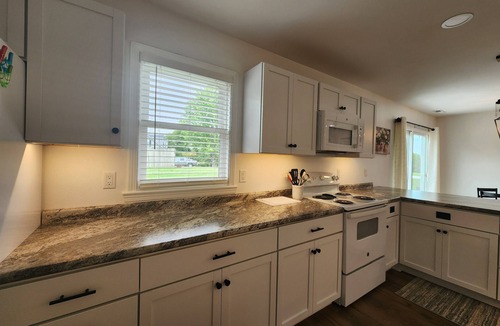 Knoxville House | Charming 2-bedroom NEW house with WiFi, AC Pella/Knoxville near Lake Red Rock