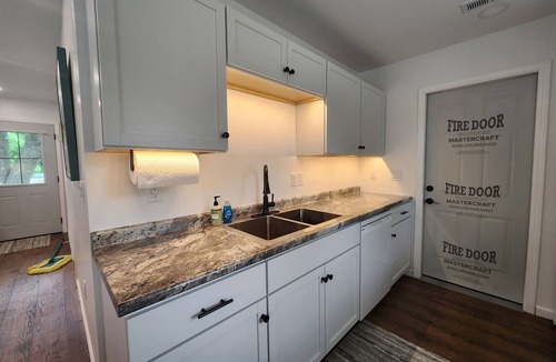 Knoxville House | Charming 2-bedroom NEW house with WiFi, AC Pella/Knoxville near Lake Red Rock