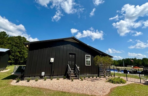 Willard House | Charming 2-bedroom pool house on scenic estate - your perfect getaway!