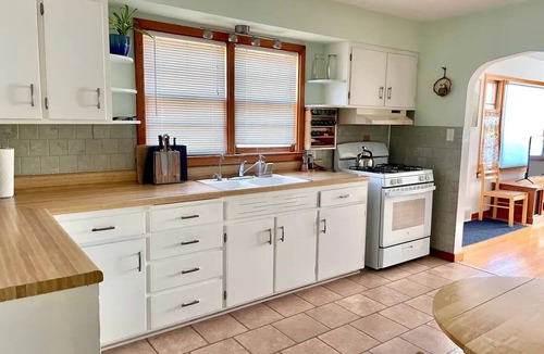 Fairfield House | Charming 2 Bedroom Ranch