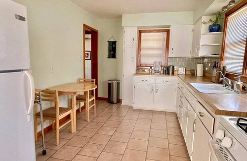 Fairfield House | Charming 2 Bedroom Ranch