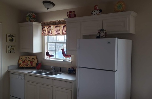 Gordon House | Charming 2-bedroom RV in fabulous Gordon with AC