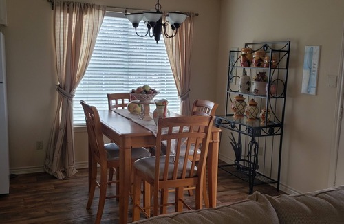 Gordon House | Charming 2-bedroom RV in fabulous Gordon with AC
