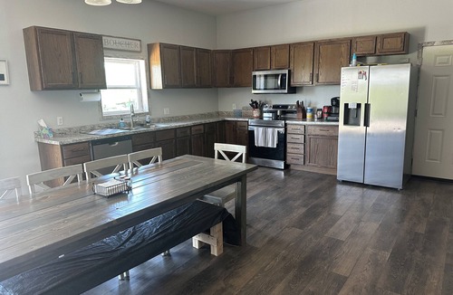 Bushong Cabin | Charming 2-bedroom Shouse with WiFi, AC in lovely Allen