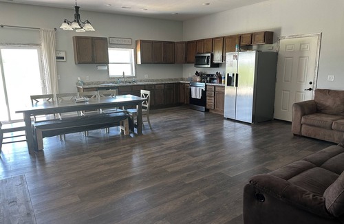 Bushong Cabin | Charming 2-bedroom Shouse with WiFi, AC in lovely Allen